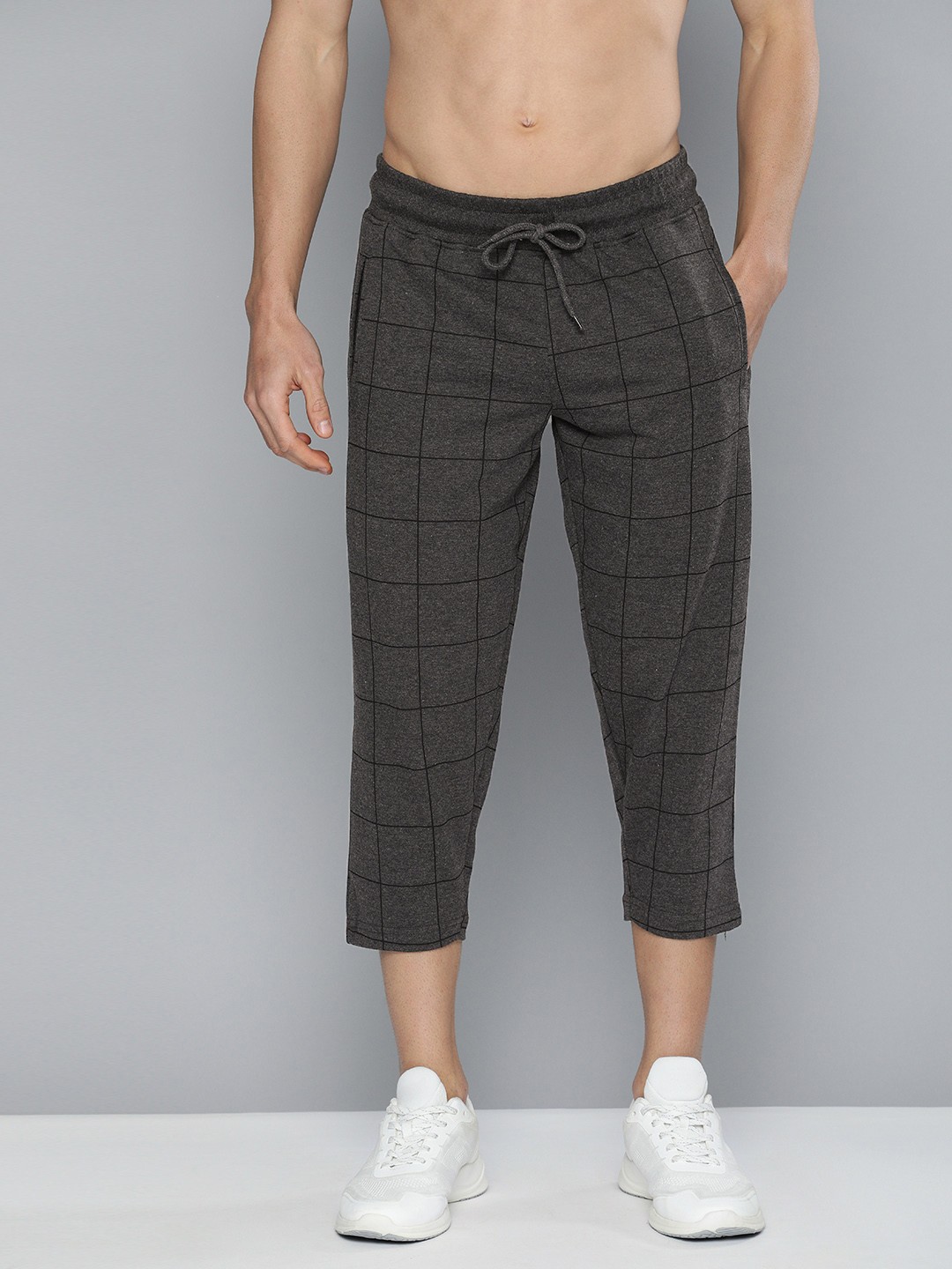 

HERE&NOW Men Charcoal Grey & Black Checked Three-Fourth Track Pants