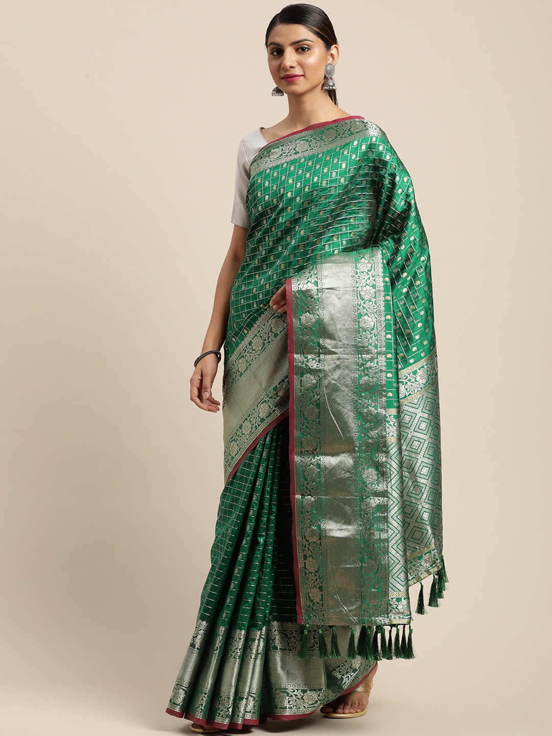 

VASTRANAND Green & Gold-Toned Checked Banarasi Saree