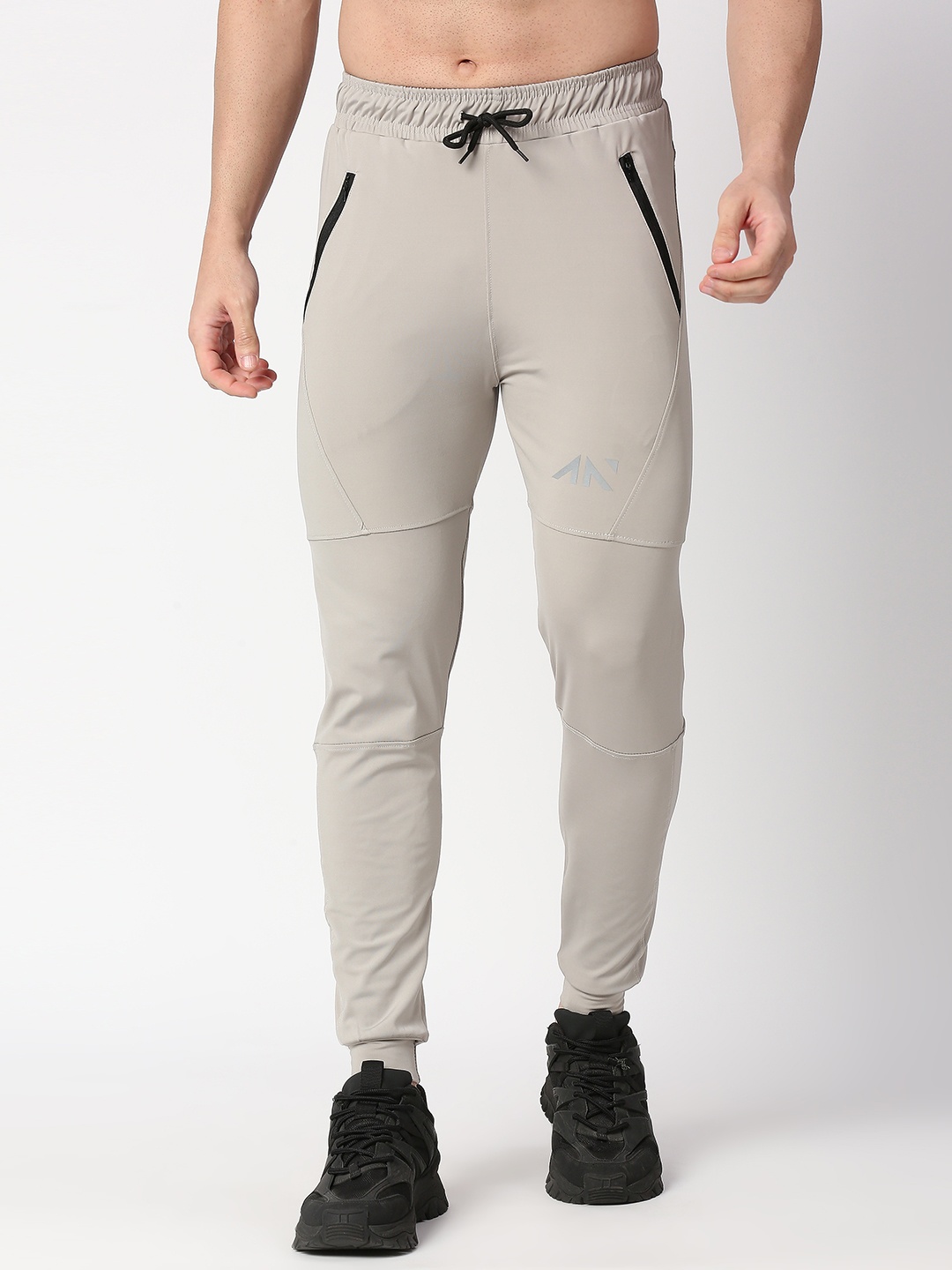 

AESTHETIC NATION Men Grey Solid Slim-Fit Joggers