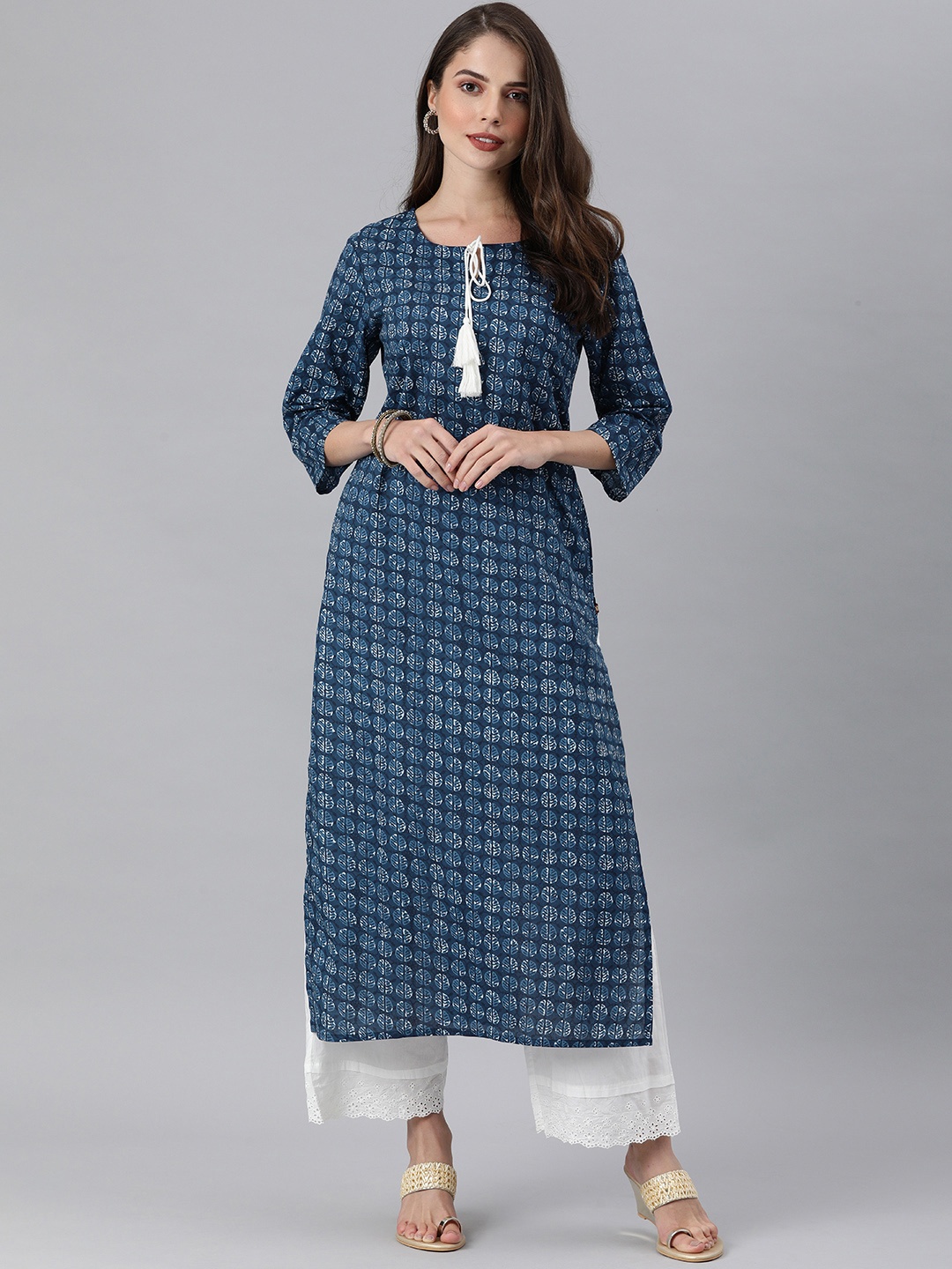 

KSUT Women Navy Blue & White Ethnic Motifs Print Keyhole Neck Tasseled Straight Kurta