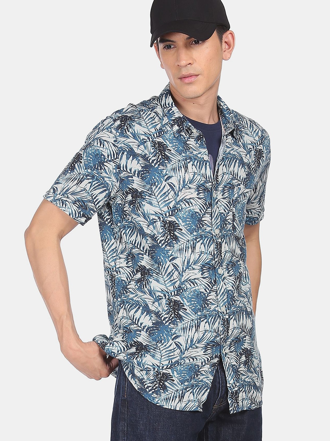 

Flying Machine Men White & Blue Regular Fit Printed Casual Shirt