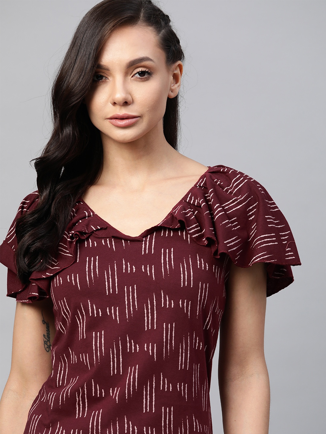 

The Roadster Lifestyle Co Maroon & White Geometric Cape Sleeve Layered Top