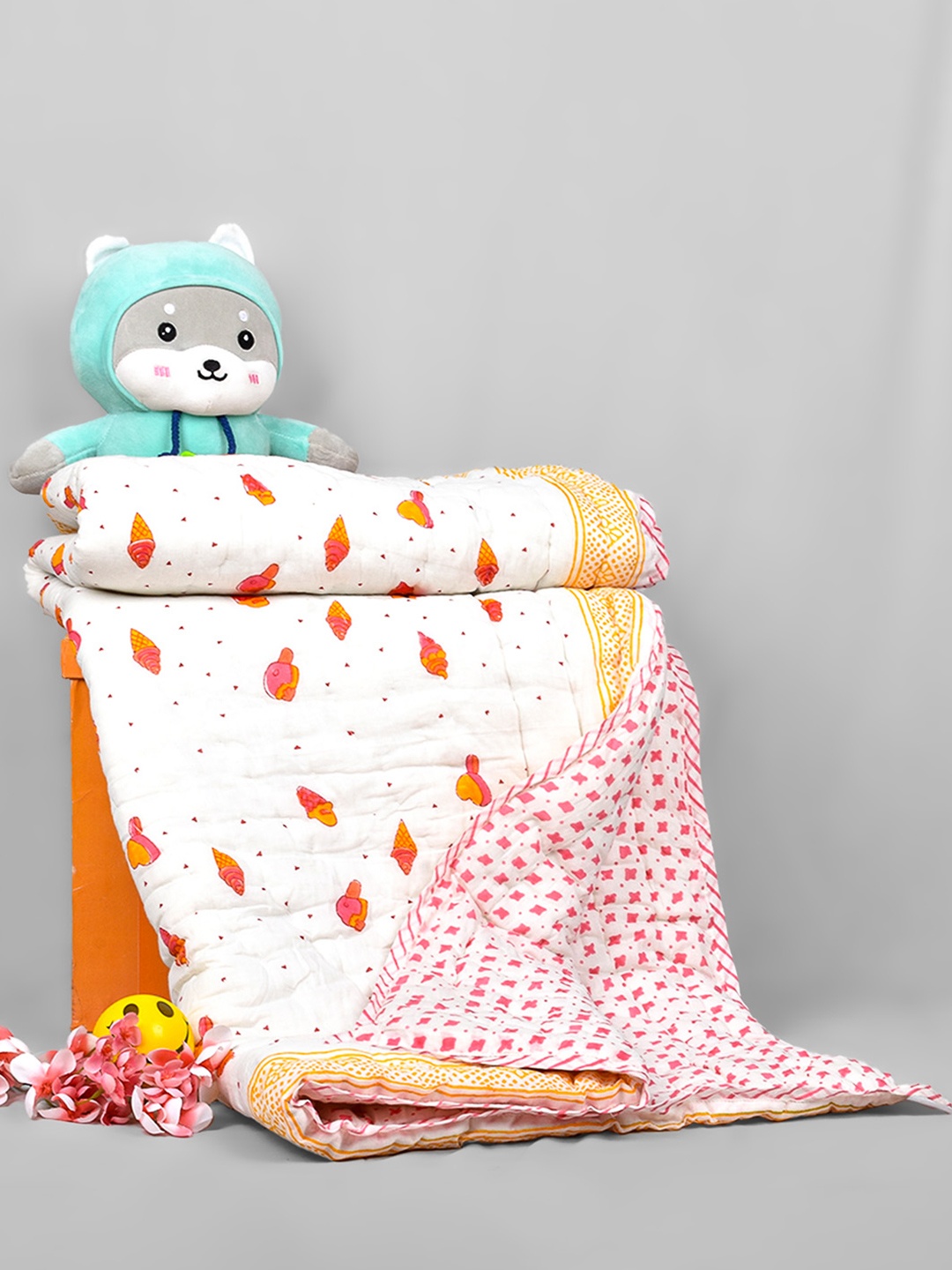 

Moms Home White & Orange Abstract Mild Winter 200 GSM Single Bed Quilt