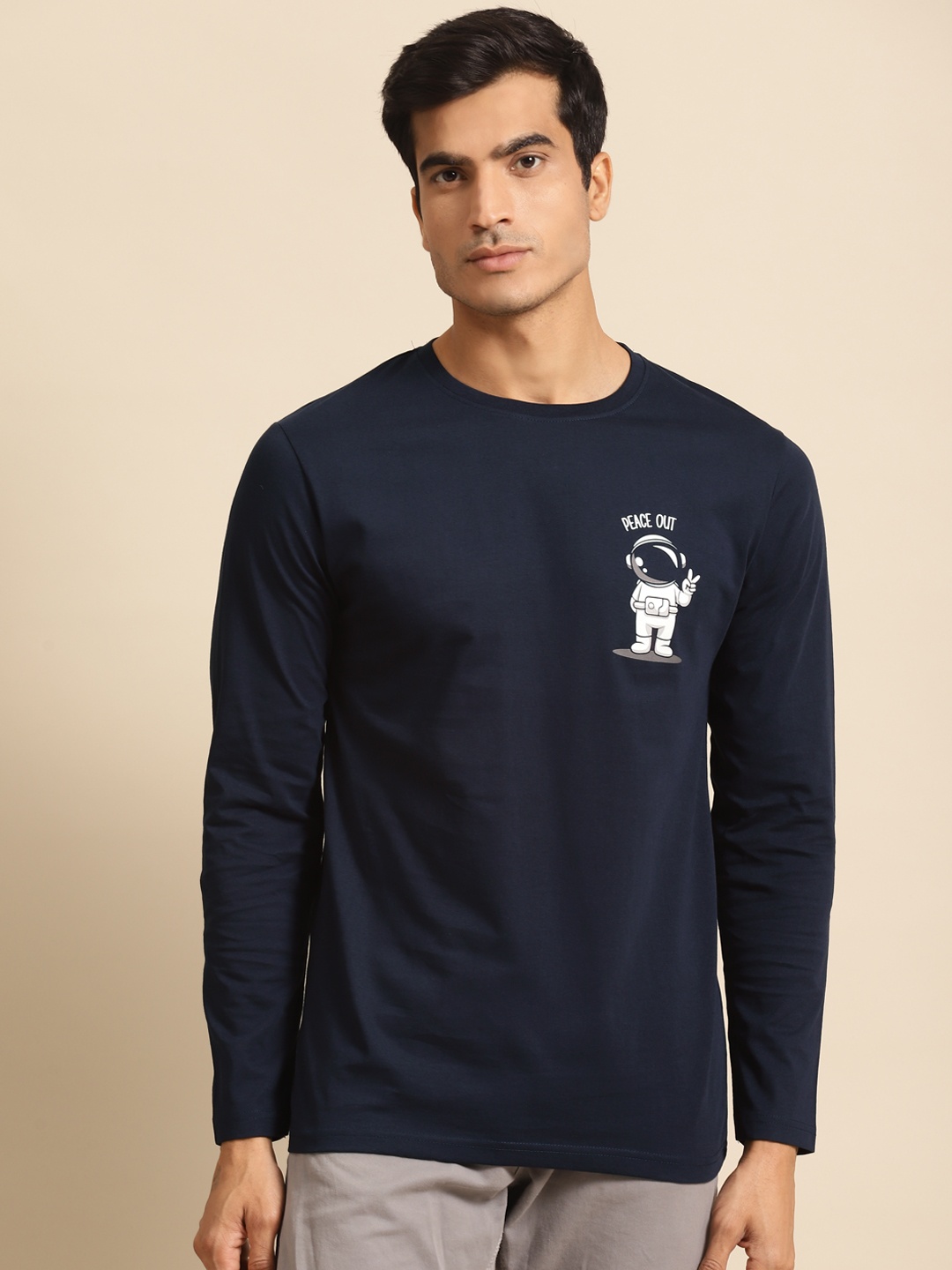 

Bewakoof Men Navy Blue Printed Detail Pure Cotton Round Neck T-shirt with Notepad