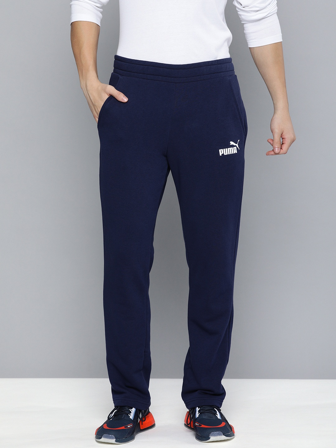 

Puma Men Peacoat Solid ESS Logo TR op Sustainable Sustainable Track Pants, Navy blue