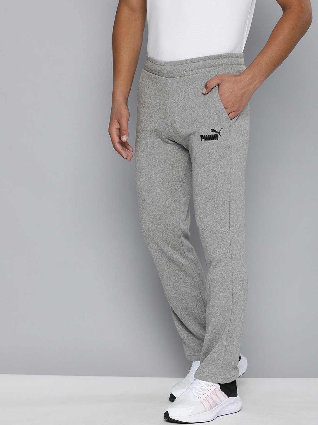 

Puma Men Grey ESS Logo TR op Sustainable Track Pants