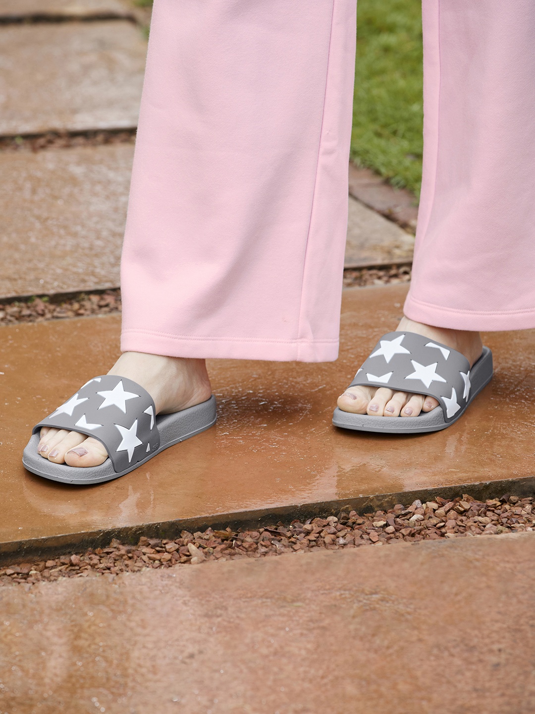 

Carlton London sports Women Grey & White Printed Sliders