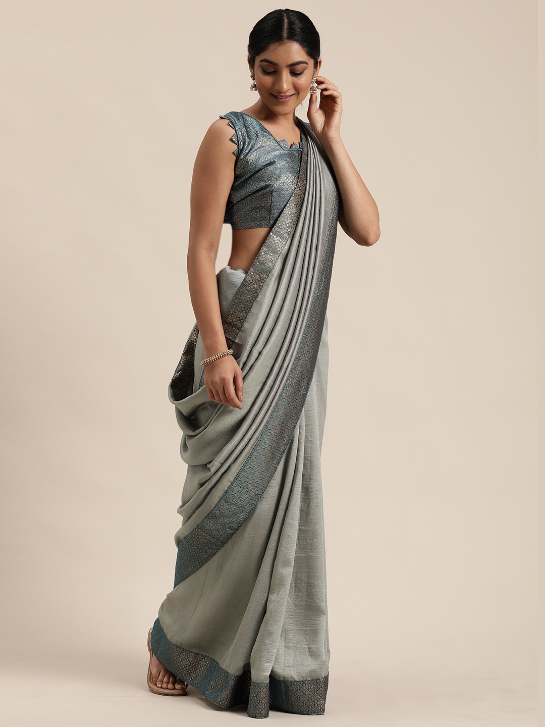 

Mitera Grey Solid Celebrity Saree