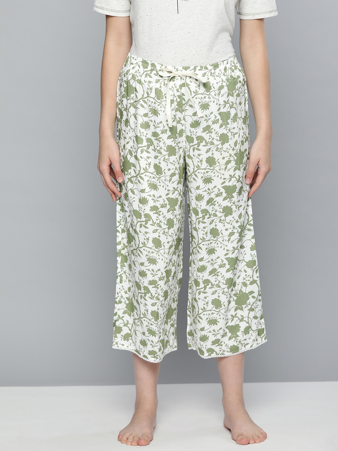 

Chemistry Woman's Green and White Floral Printed Crop Lounge Pants