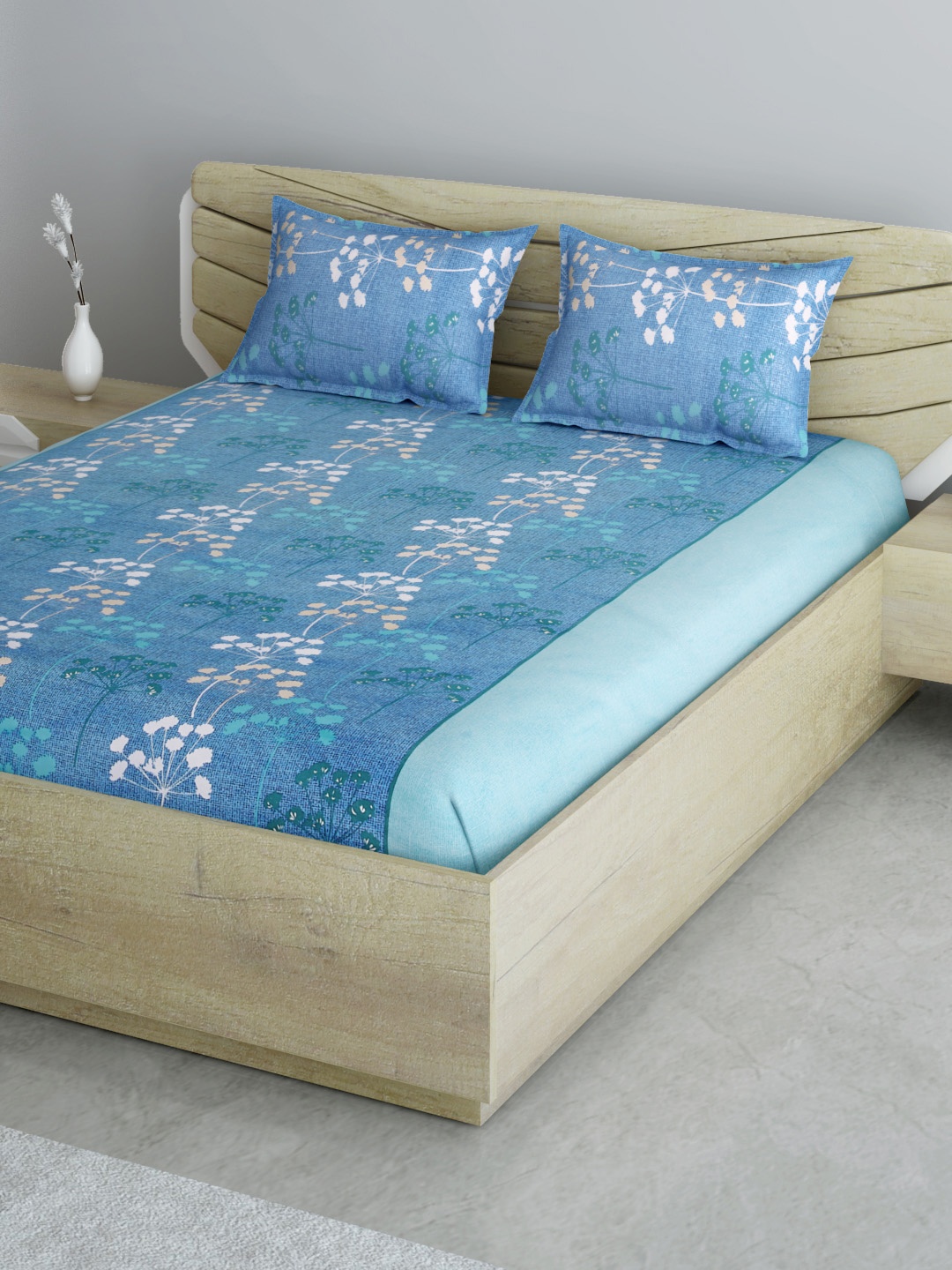 

Aura Blue & White Floral Print 144 TC Cotton 1 Queen Bedsheet with 2 Pillow Covers