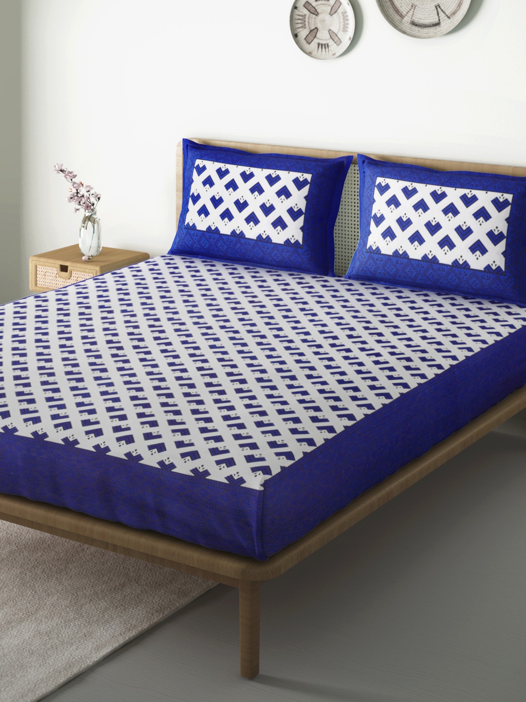 

Aura White & Blue Geometric 104 TC Cotton 1 Queen Bedsheet with 2 Pillow Covers