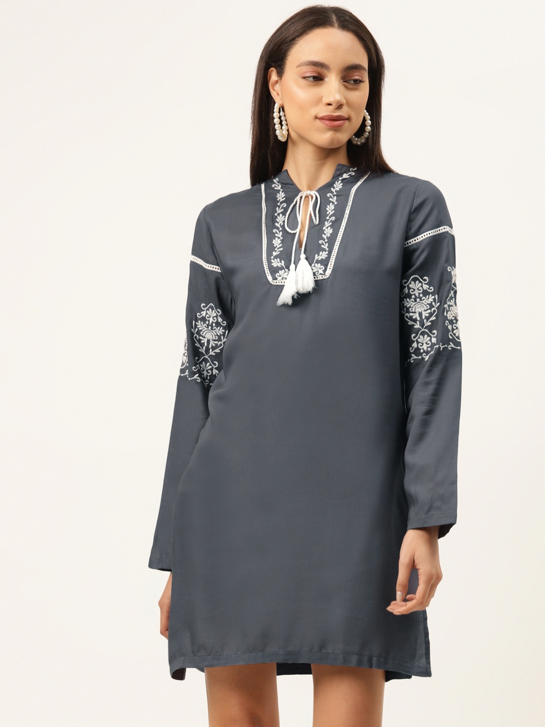 

DIVA WALK EXCLUSIVE Women Charcoal Grey & White Solid Shift Dress