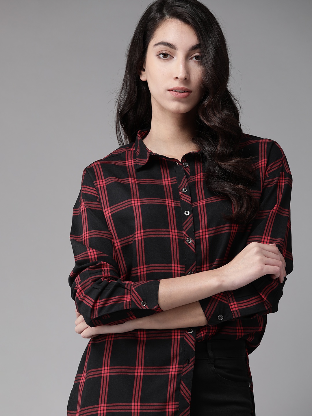 

The Roadster Lifestyle Co Women Black & Red EcoVero Regular Fit Checked Casual Shirt