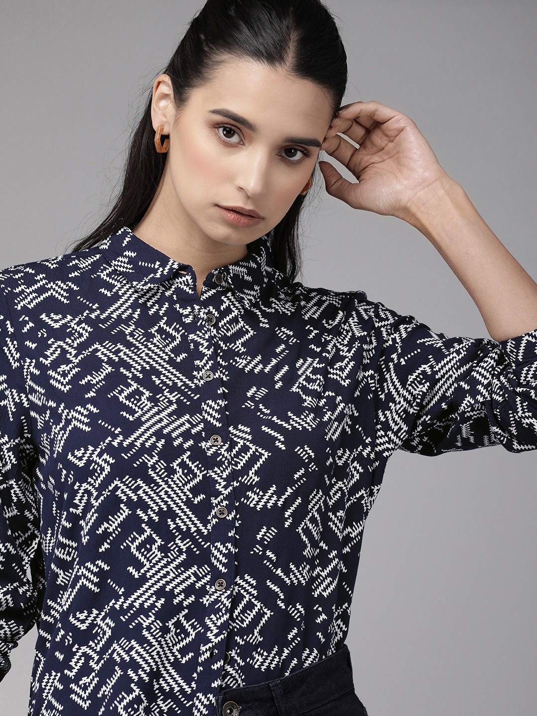 

The Roadster Lifestyle Co Women Navy Blue White Regular Fit Printed Casual Shirt