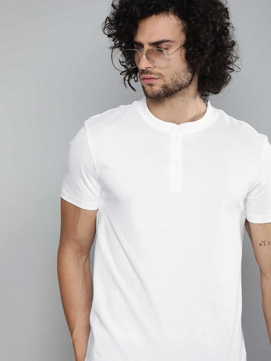 

Levis Men White Solid Henley Neck Pure Cotton T-shirt