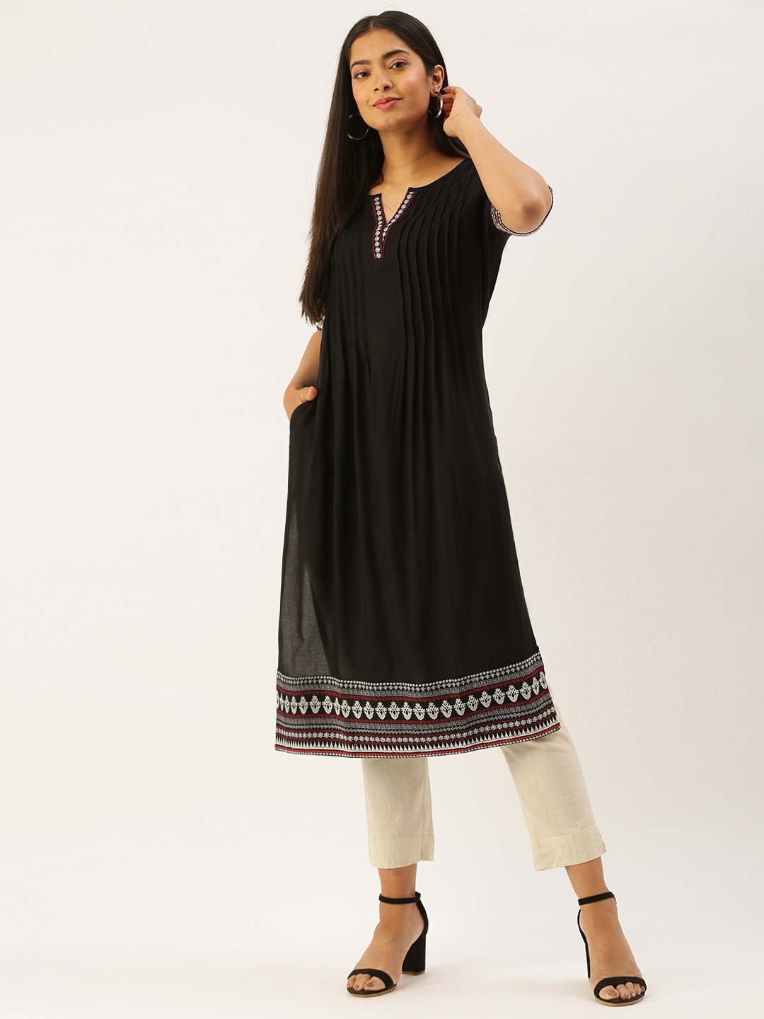 

AMUKTI Black Embroidered Thread Work Kurta