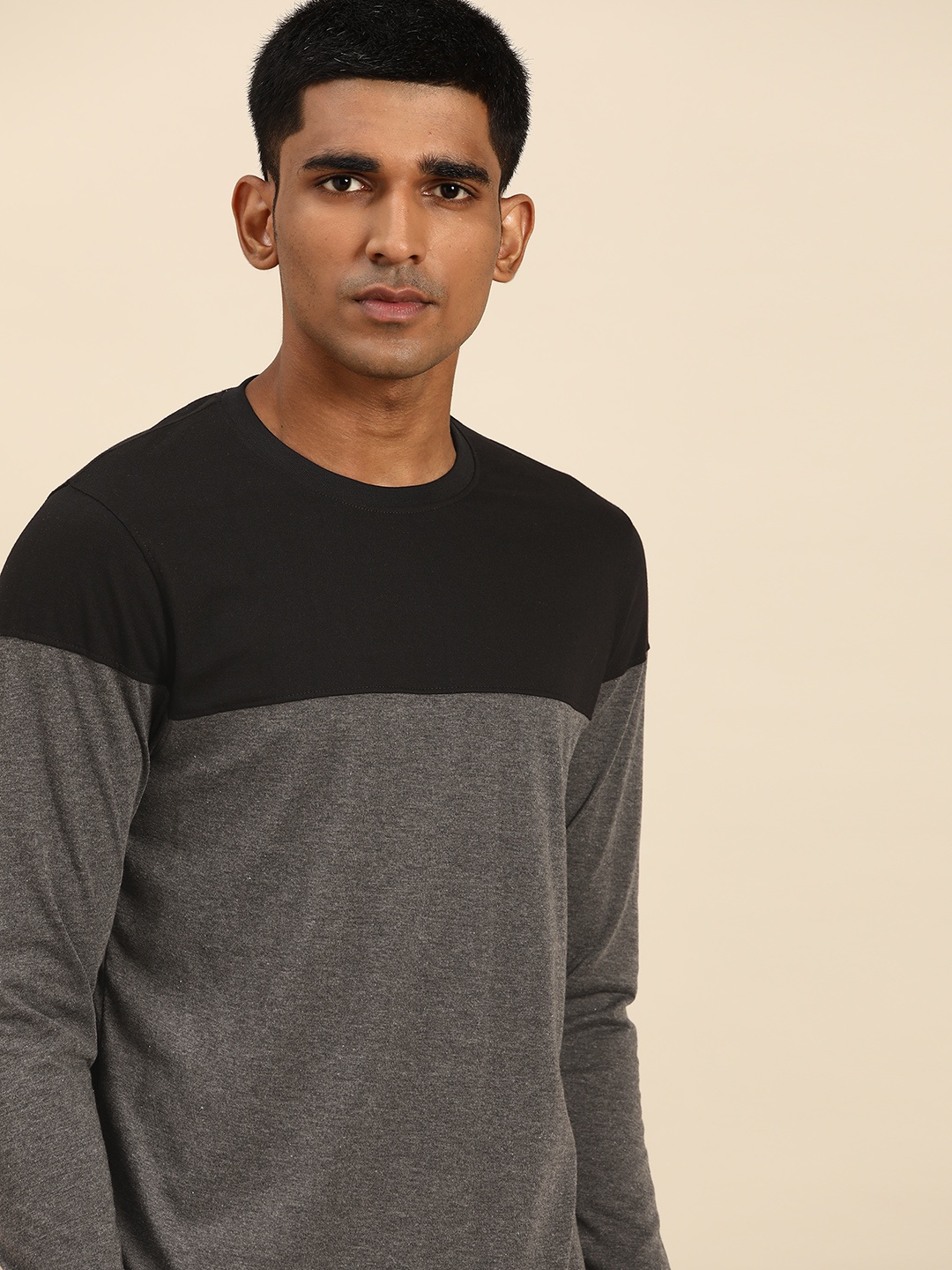 

ether Men Charcoal Grey & Black Colourblocked Round Neck T-shirt