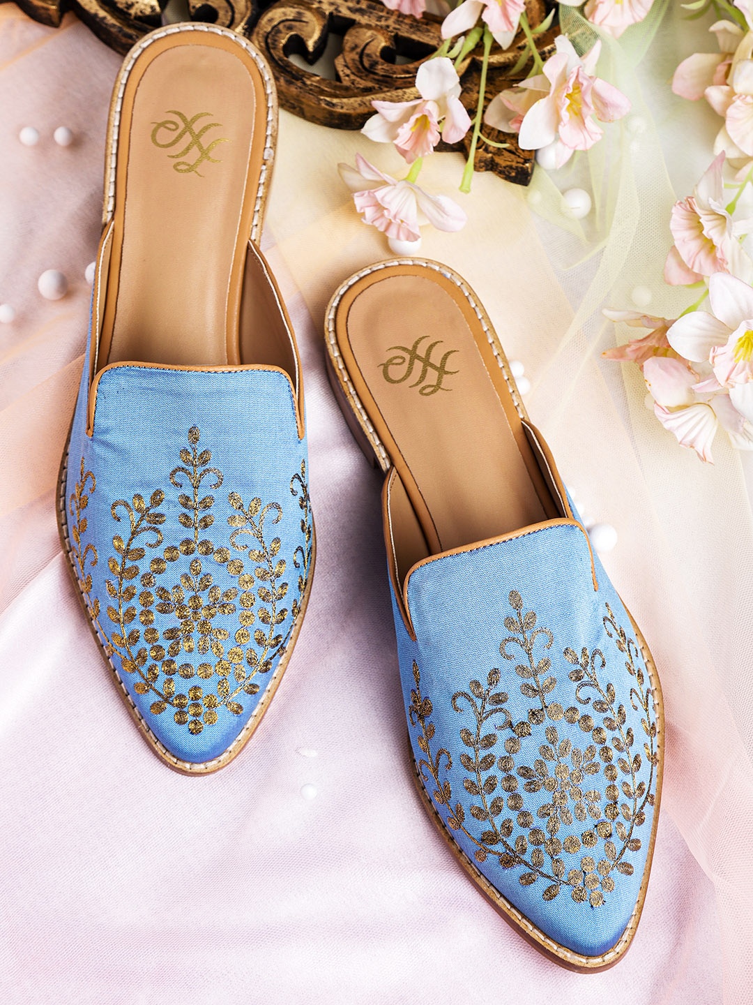 

House of Pataudi Women Blue & Gold-Toned Embroidered Handcrafted Mules