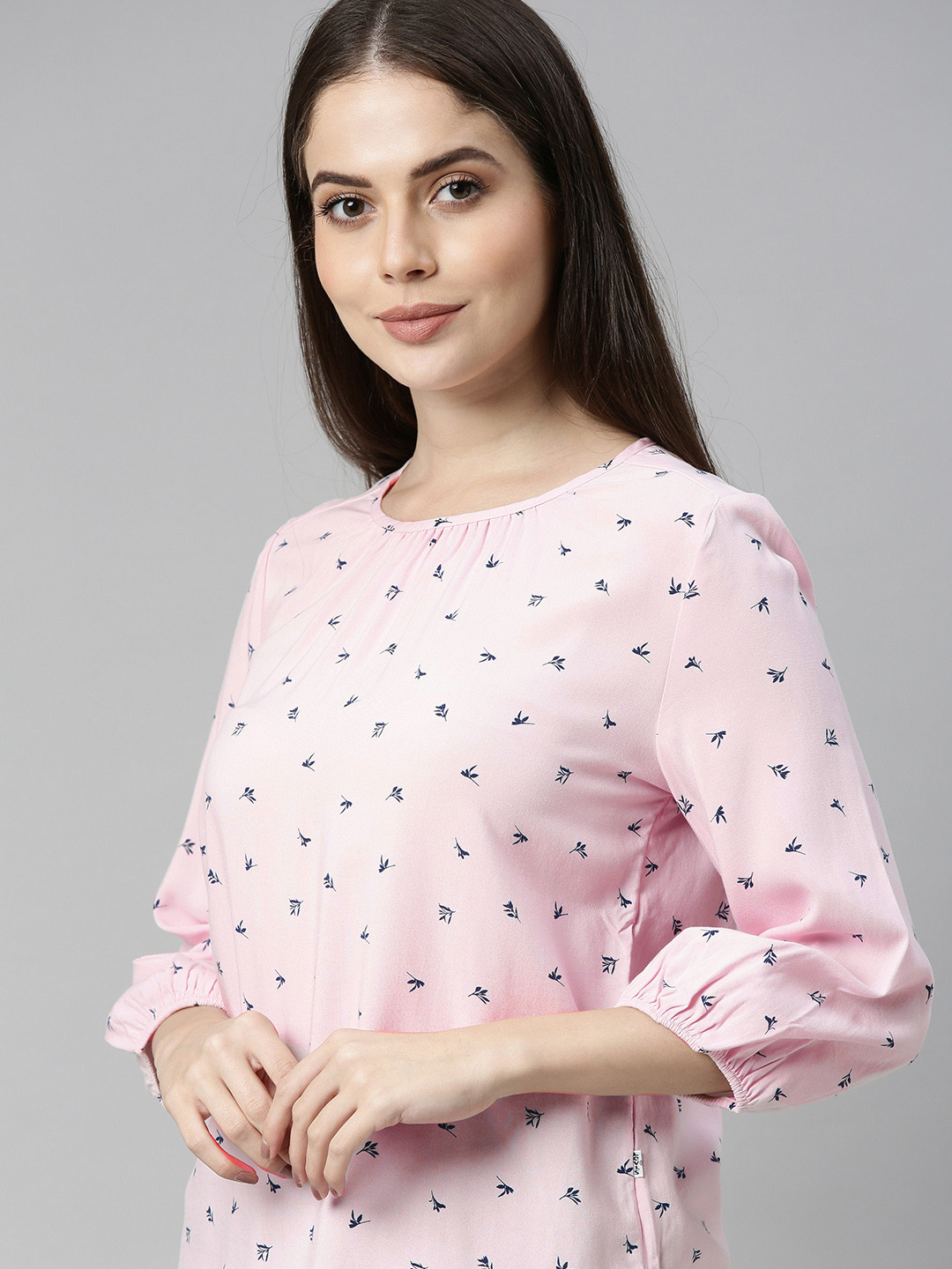 

Levis Pink & Navy Blue Floral Puff Sleeve Regular Top