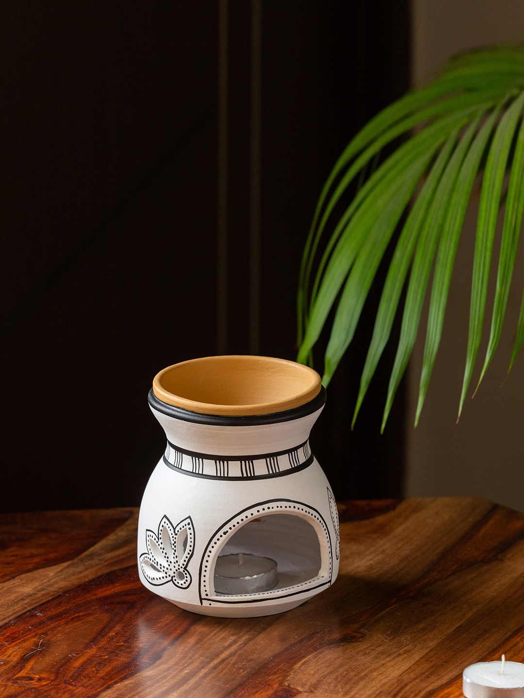 

ExclusiveLane White & Black Hand-Painted Aroma Oil Diffuser (5 Inch)