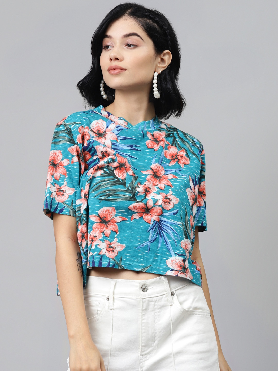 

SASSAFRAS Women Blue & Pink Pure Cotton Floral Print Round Neck Cropped Boxy T-shirt