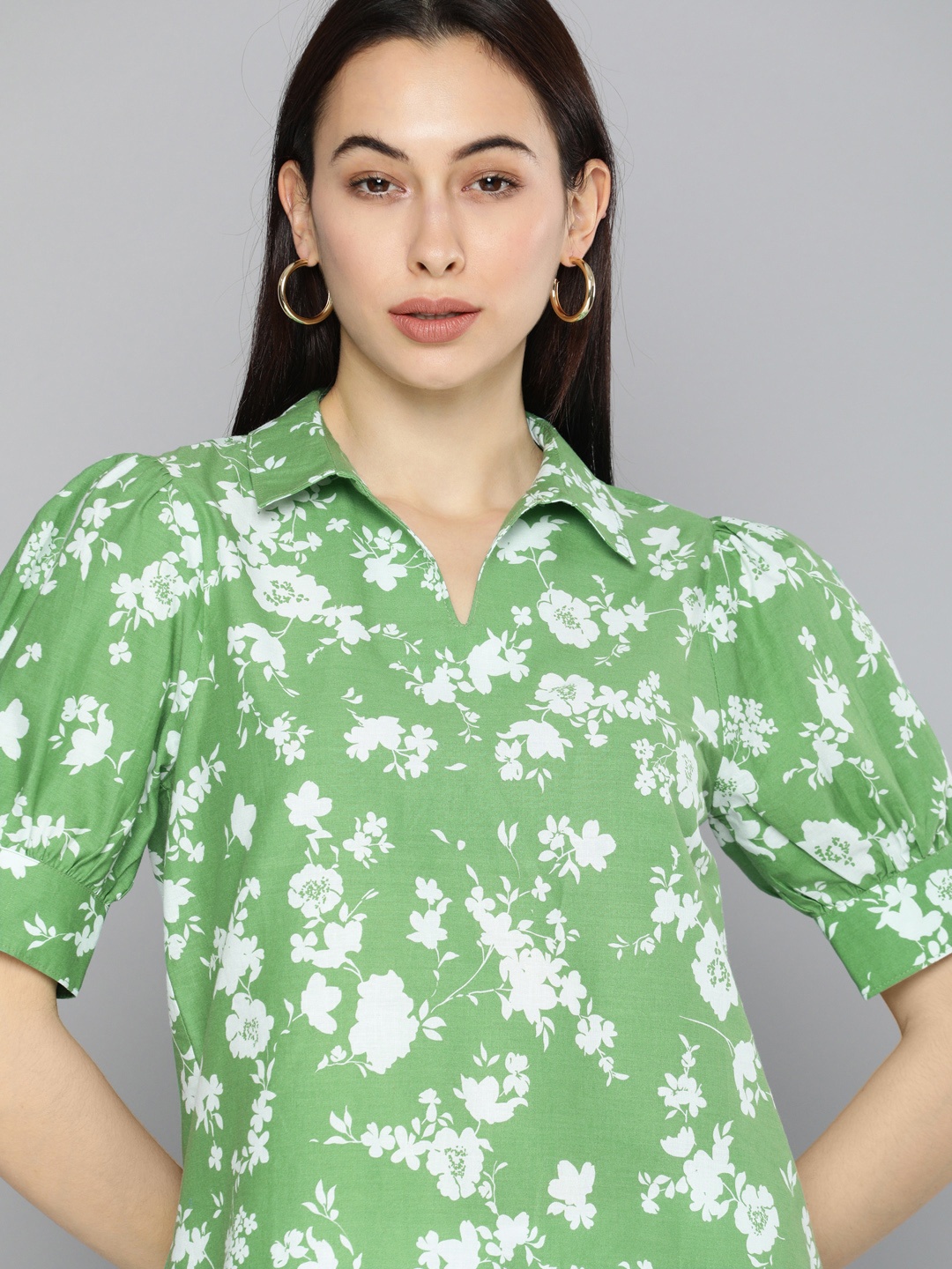 

Chemistry Green & White Floral Printed Puff Sleeves Regular Top