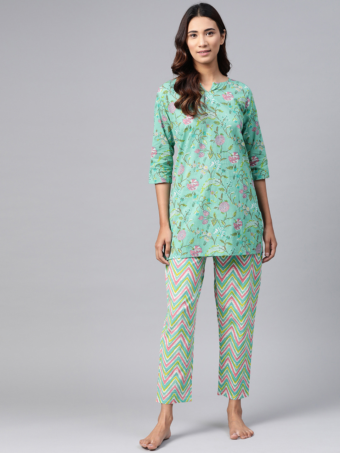 

Anubhutee Women Green & Pink Pure Cotton Printed Night suit