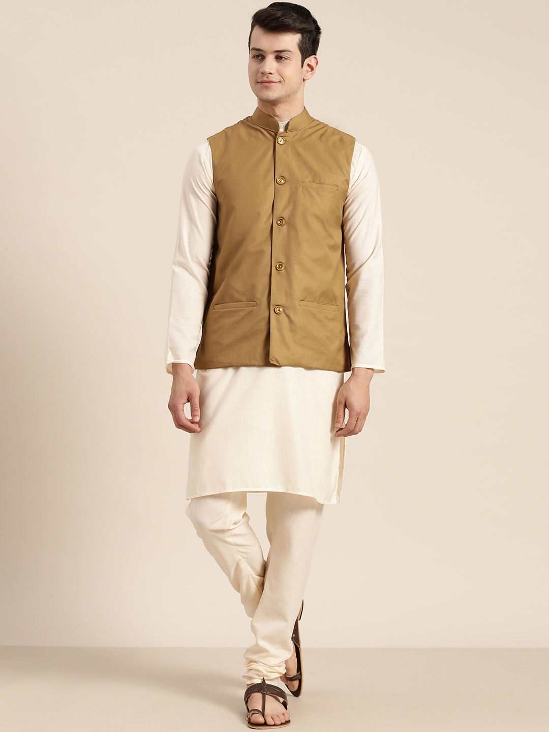 

SOJANYA Men Cream-Coloured Solid Kurta with Churidar & Nehru Jacket