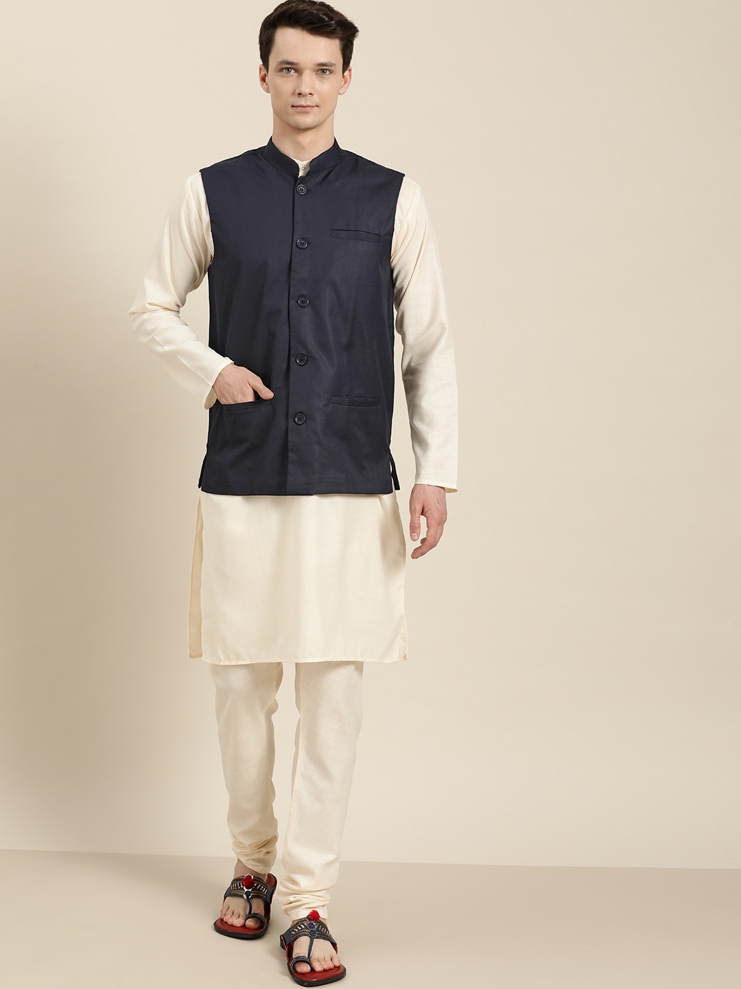 

SOJANYA Men Cream-Coloured & Navy Blue Solid Kurta with Churidar