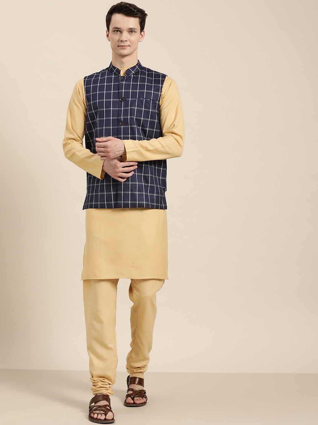 

SOJANYA Men Beige & Navy Blue Solid Kurta with Churidar