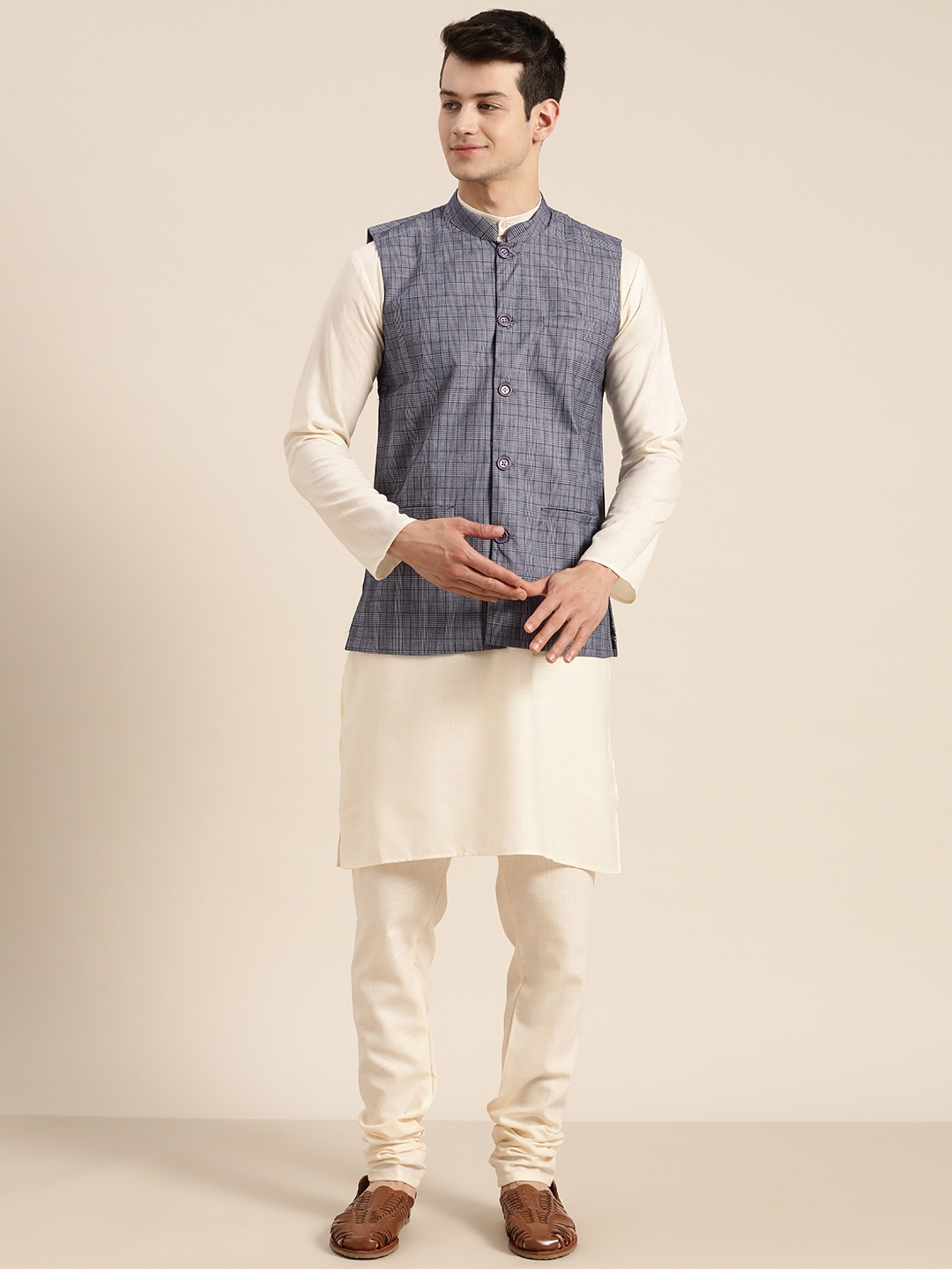 

SOJANYA Men Cream-Coloured & Blue Solid Kurta with Churidar With Nehru Jacket