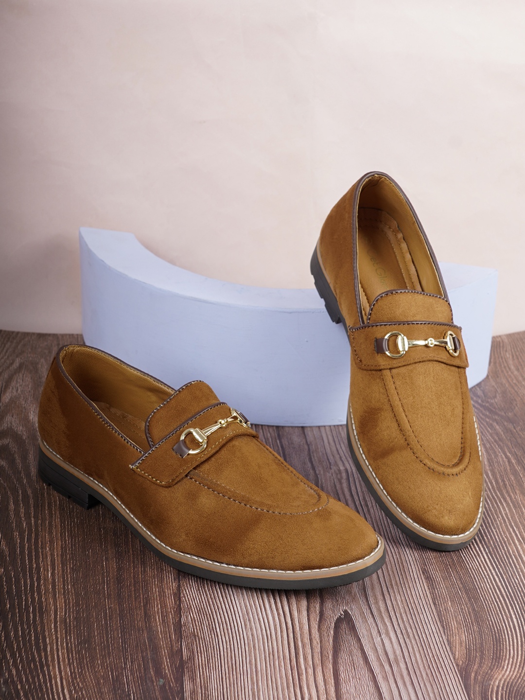 

Get Glamr Men Tan Loafers