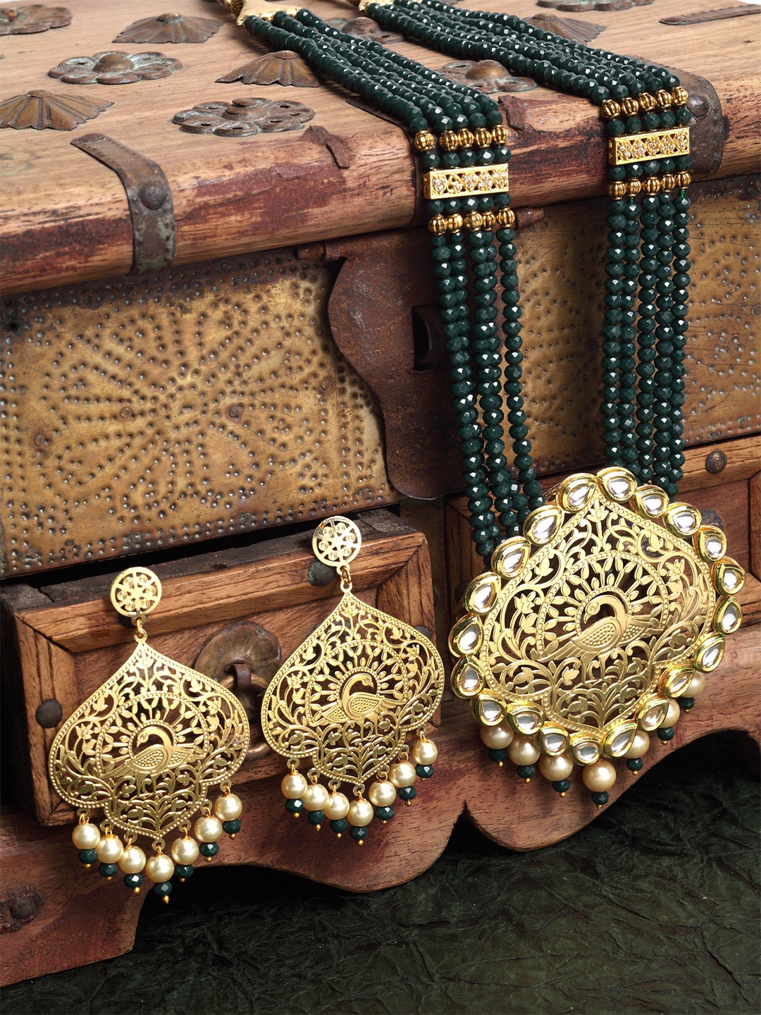 

PANASH Gold-Plated Green & Off-White Kundan-Studded Beaded Handcrafted Jewellery Set