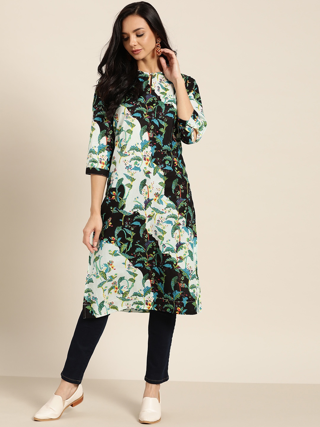 

Sangria Women White & Black Ethnic Motifs Printed Keyhole Neck Pure Cotton Kurta