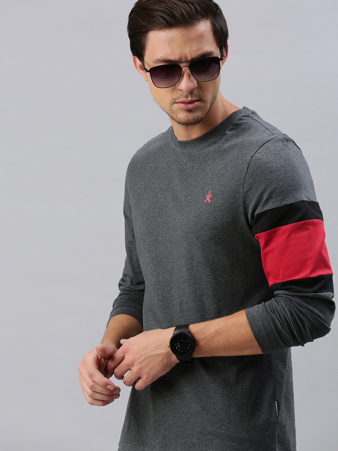 

The Roadster Lifestyle Co Men Grey Solid Round Neck Pure Cotton T-shirt