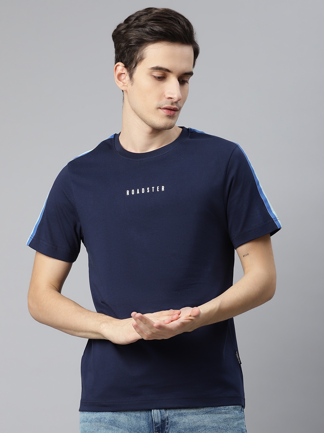 

The Roadster Lifestyle Co Men Navy Blue Cotton Brand Logo Print Round Neck T-shirt