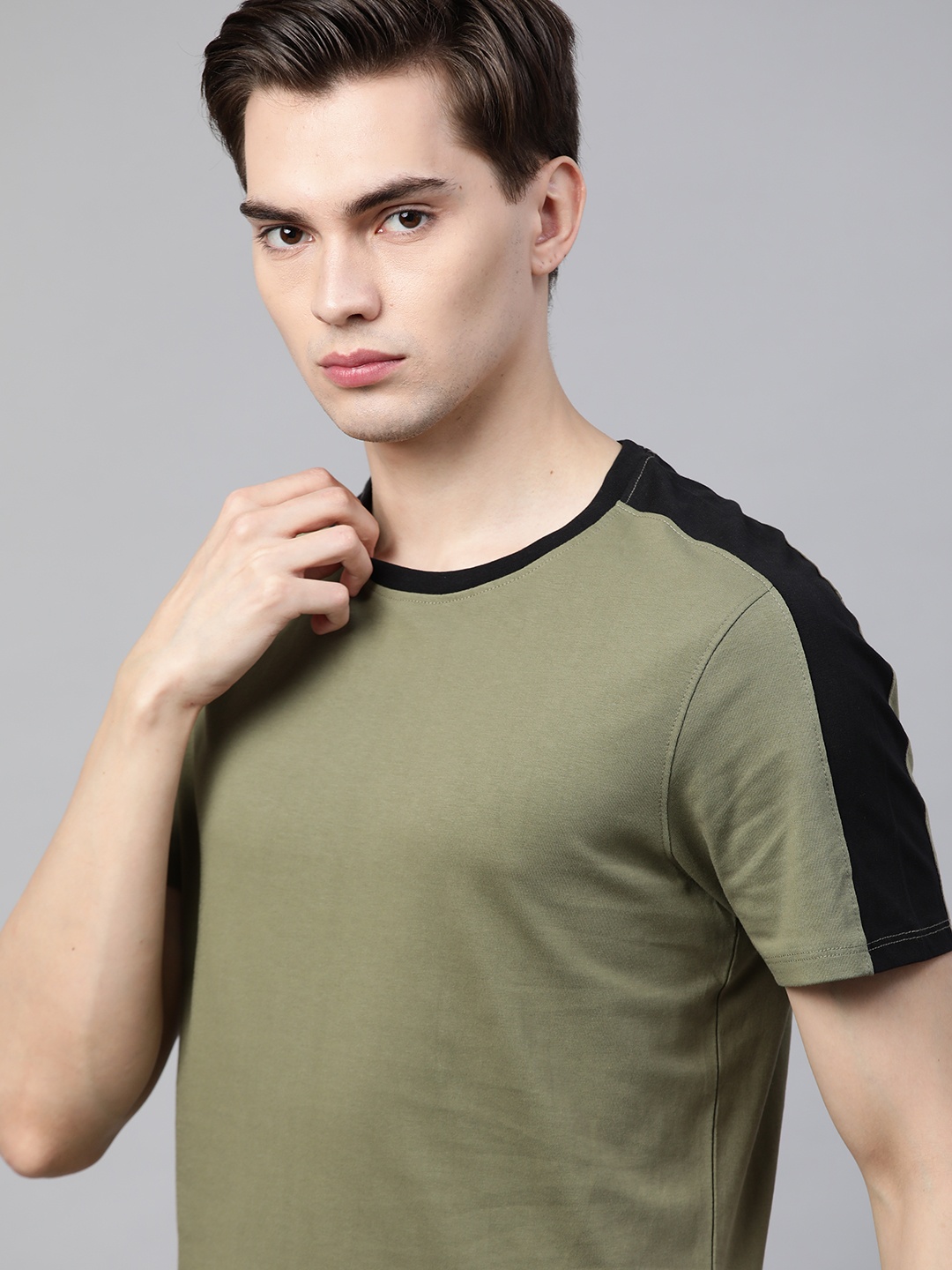 

The Roadster Lifestyle Co Men Olive Green Solid Pure Cotton T-shirt