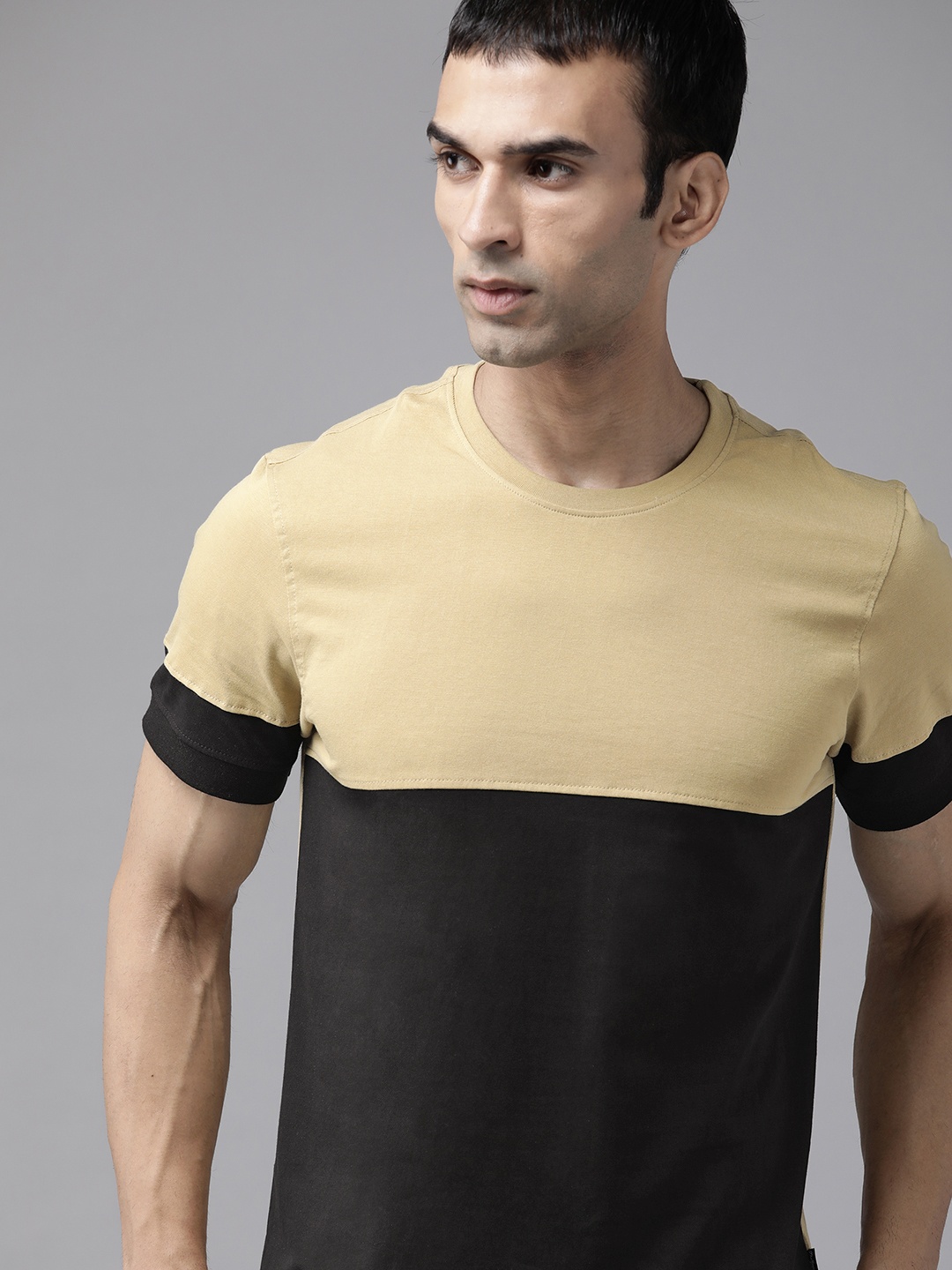 

The Roadster Lifestyle Co Men Black Beige Pure Cotton Colourblocked Pure Cotton T-shirt