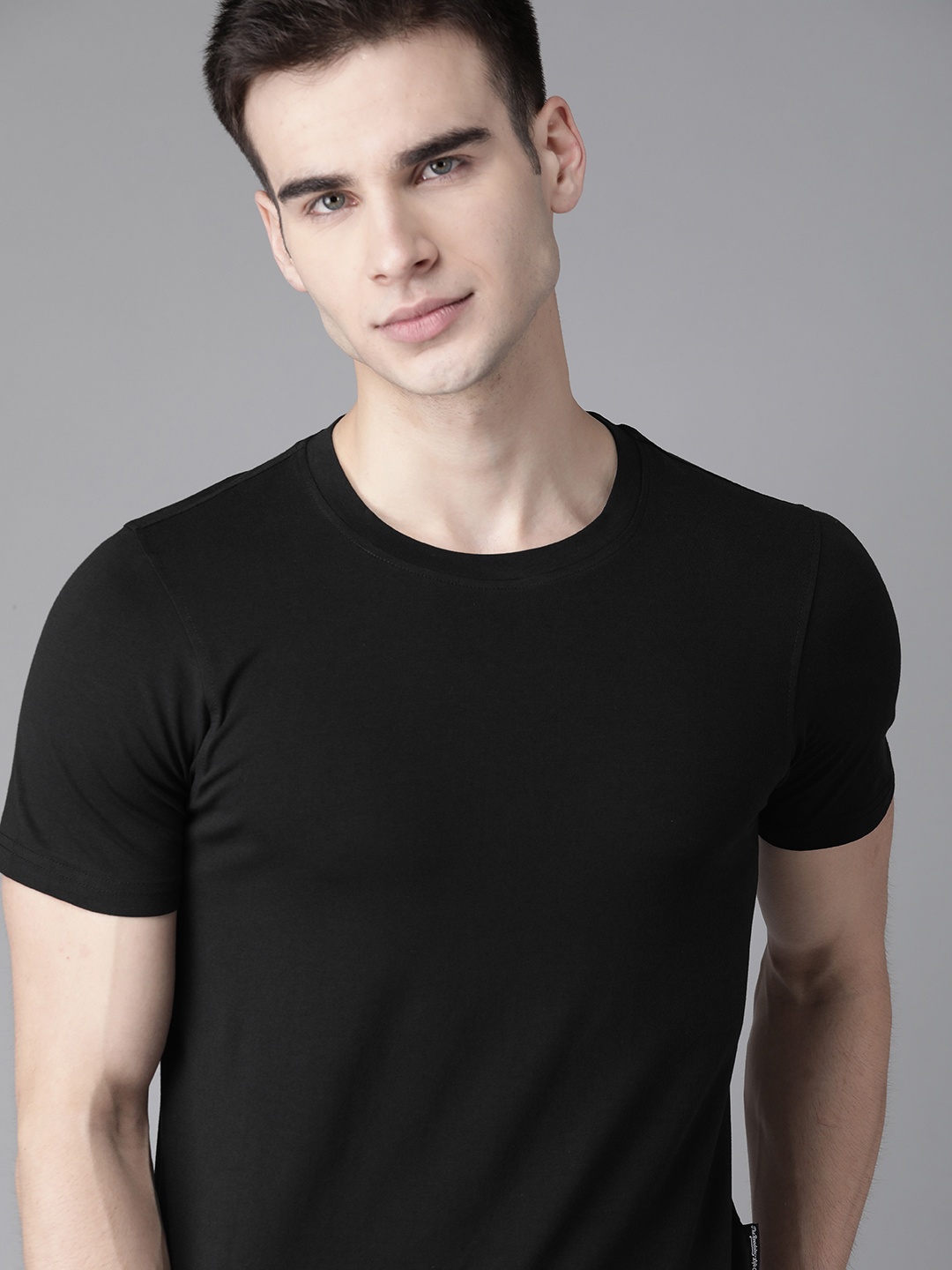 

The Roadster Lifestyle Co Men Black Shaped Fit Solid Round Neck T-shirt