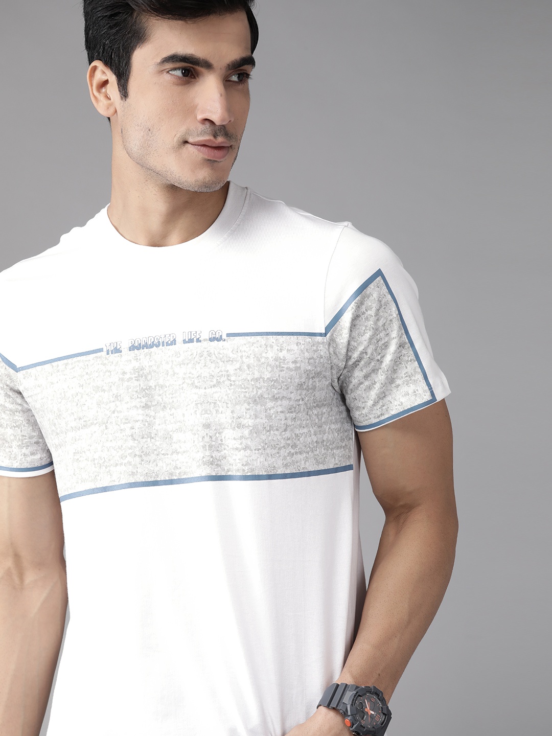 

The Roadster Lifestyle Co Men White & Grey Pure Cotton Colourblocked T-shirt