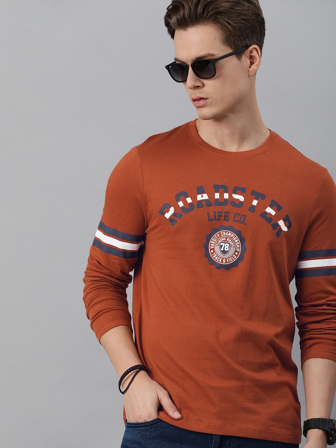 

The Roadster Lifestyle Co Men Rust Red Typography Printed Pure Cotton T-shirt