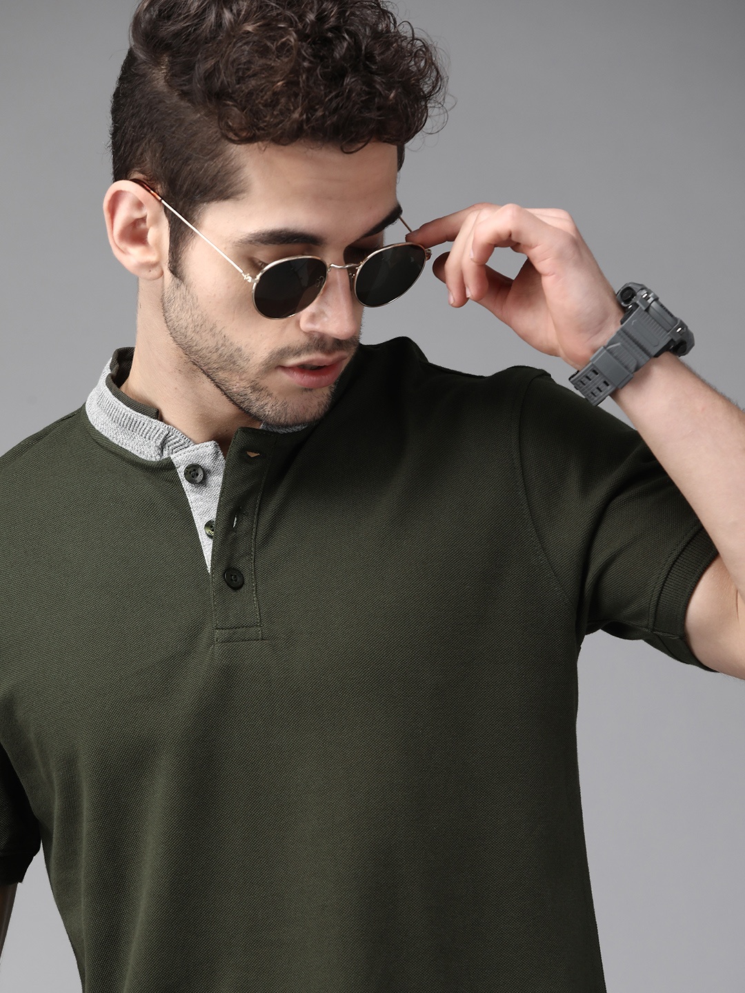 

The Roadster Lifestyle Co Men Olive Green Pure Cotton Solid Mandarin Collar Pure Cotton T-shirt