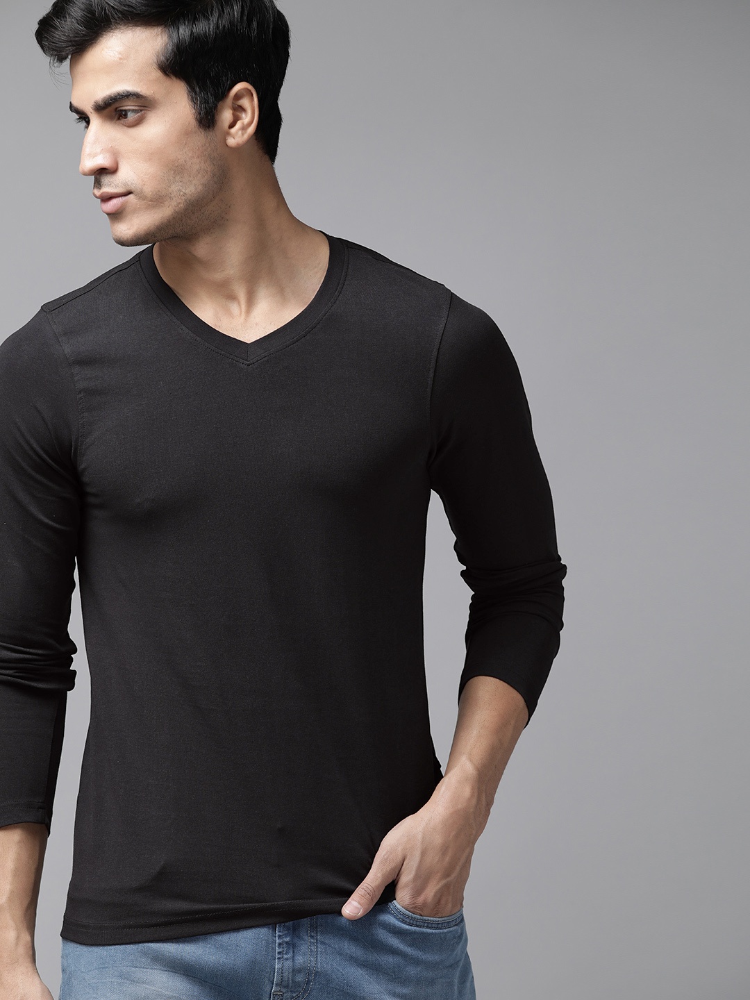 

The Roadster Lifestyle Co Men Black Shaped Fit Solid V-Neck T-shirt