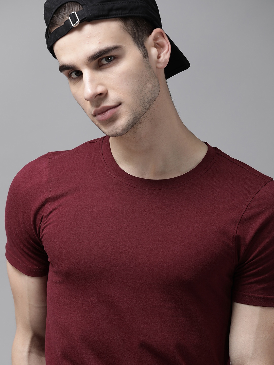 

Roadster Men Maroon Shaped Fit SolidRound Neck T-shirt