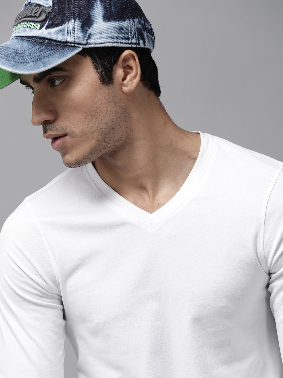 

The Roadster Lifestyle Co Men White Shaped Fit Solid V-Neck T-shirt