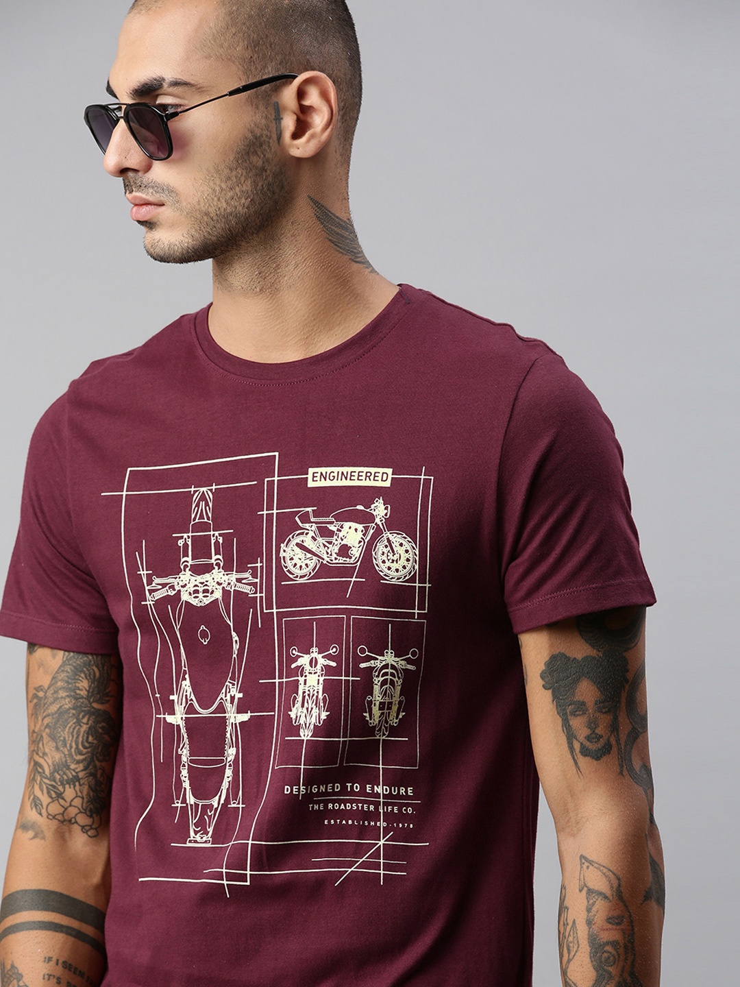 

The Roadster Lifestyle Co Men Magenta Off White Printed Pure Cotton T-shirt