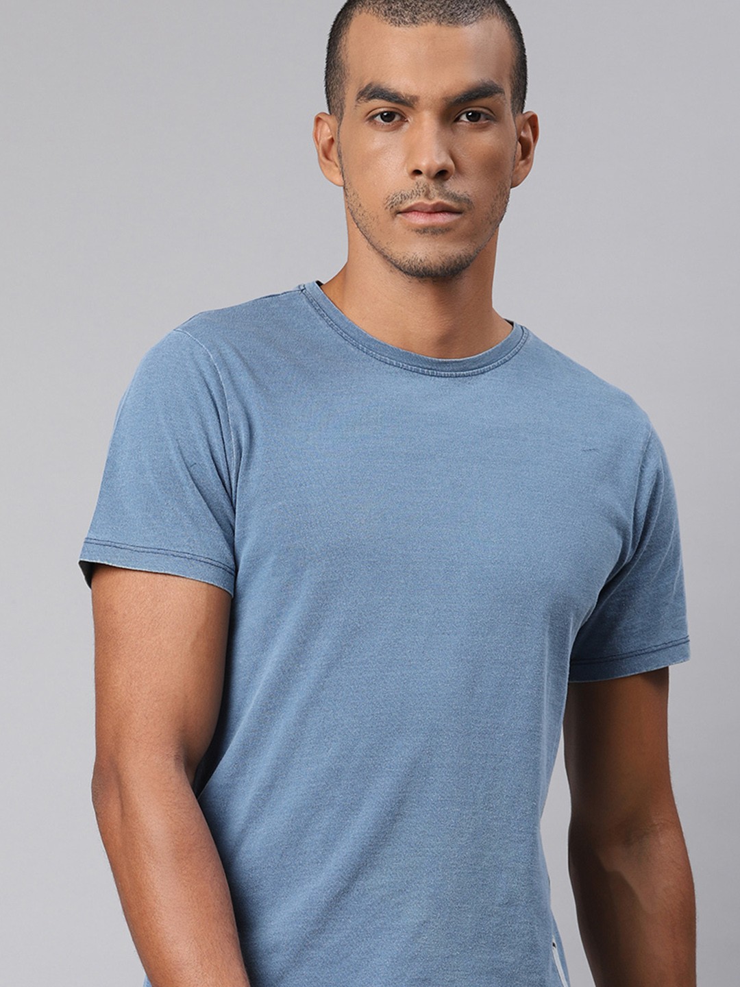 

The Roadster Lifestyle Co Men Blue Cotton Solid Round Neck Pure Cotton T-shirt