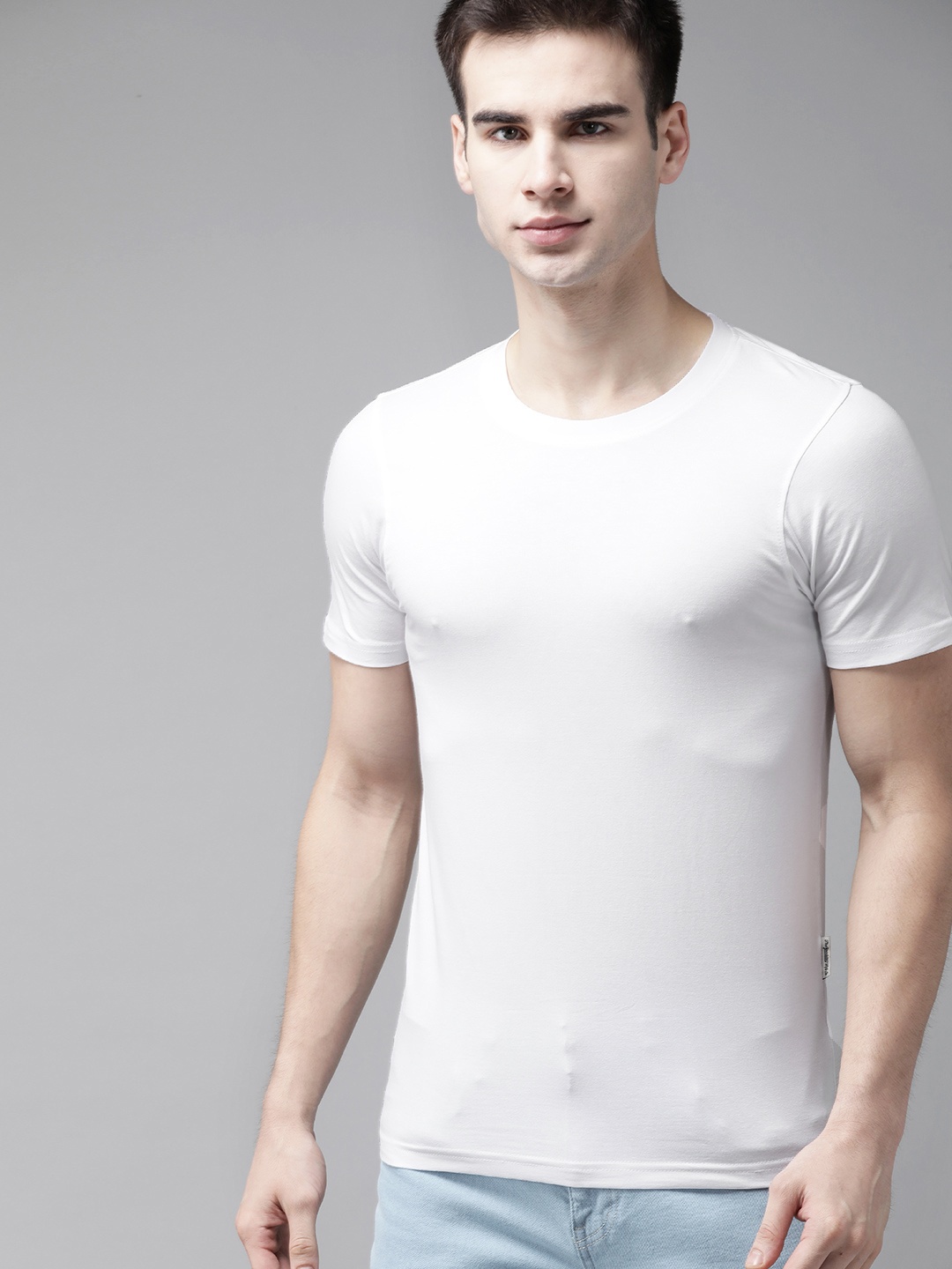 

The Roadster Lifestyle Co Men White Solid Shaped Fit Round Neck T-shirt