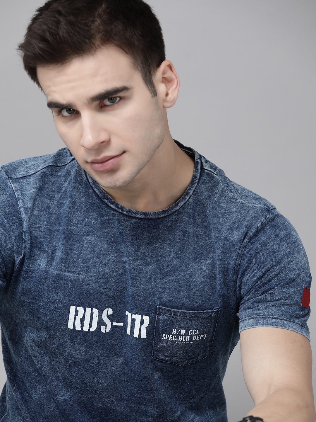 

The Roadster Lifestyle Co Men Navy Blue Pure Cotton Dyed Round Neck T-shirt