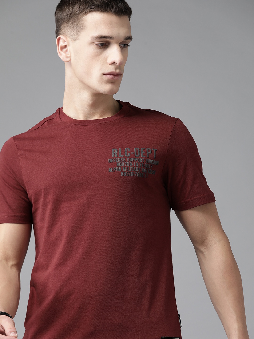 

The Roadster Lifestyle Co Men Maroon Solid Cotton Round Neck T-shirt
